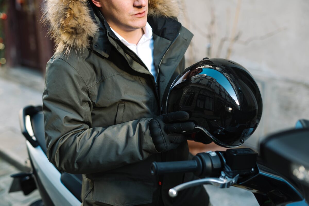 Comment choisir son équipement pour la conduite en scooter : focus sur le casque