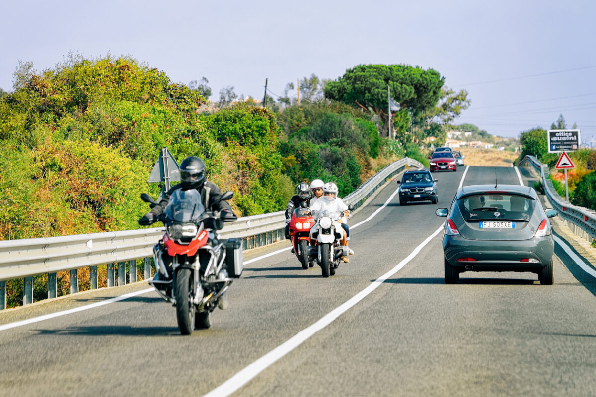 Les différences entre le code de la route voiture et le code moto